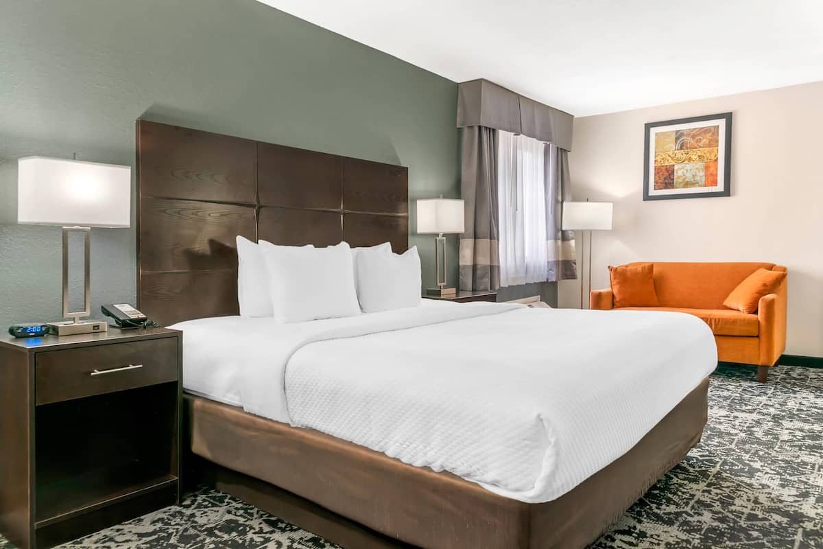 Tabla de planchar con plancha, wifi gratis, ropa de cama y despertador