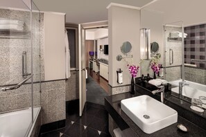 Douche, articles de toilette de luxe, sèche-cheveux, peignoirs