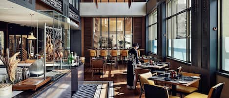 2 restaurants, breakfast served