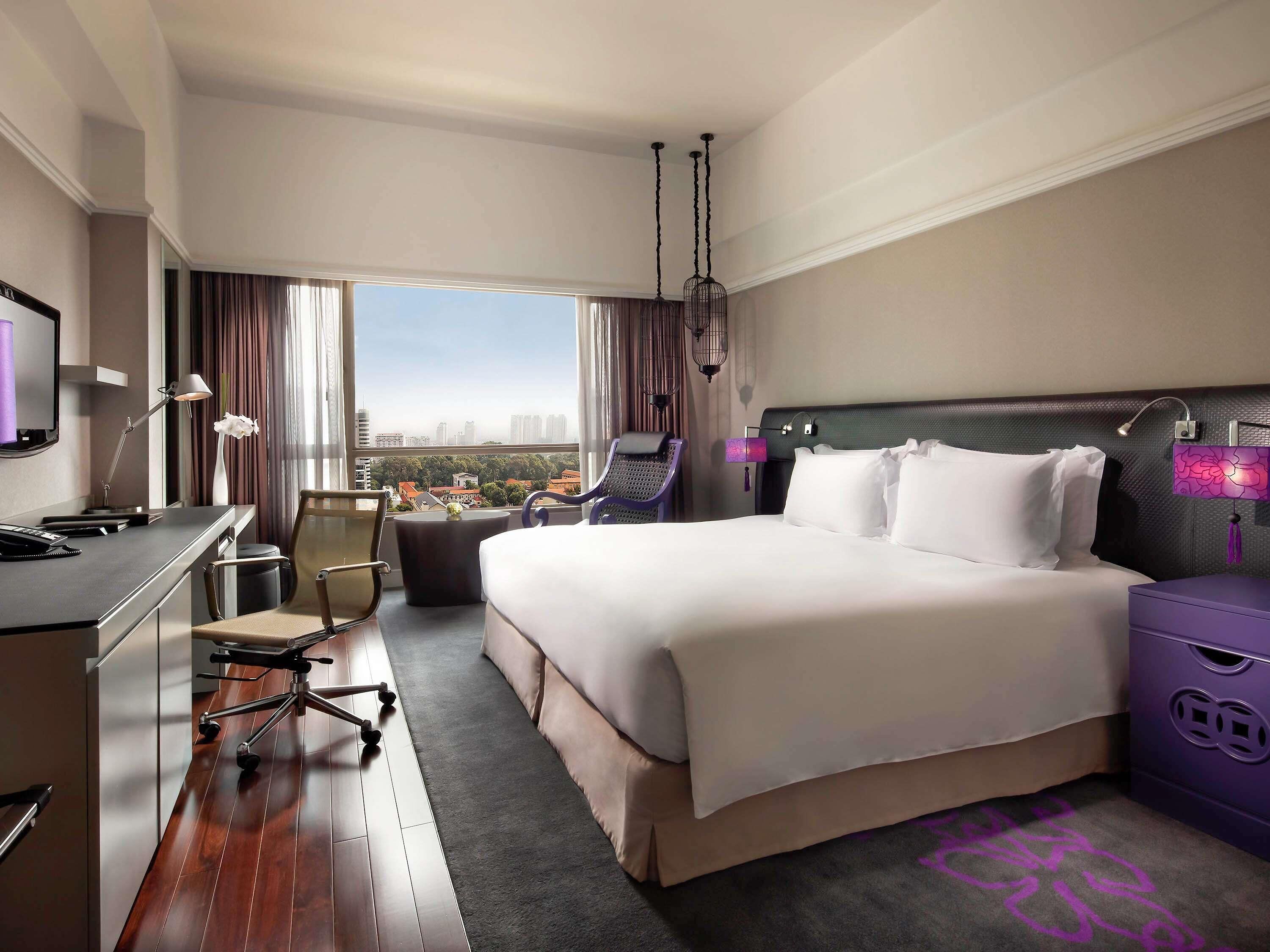 Luxe beddengoed, een minibar, een kluis op de kamer, een bureau