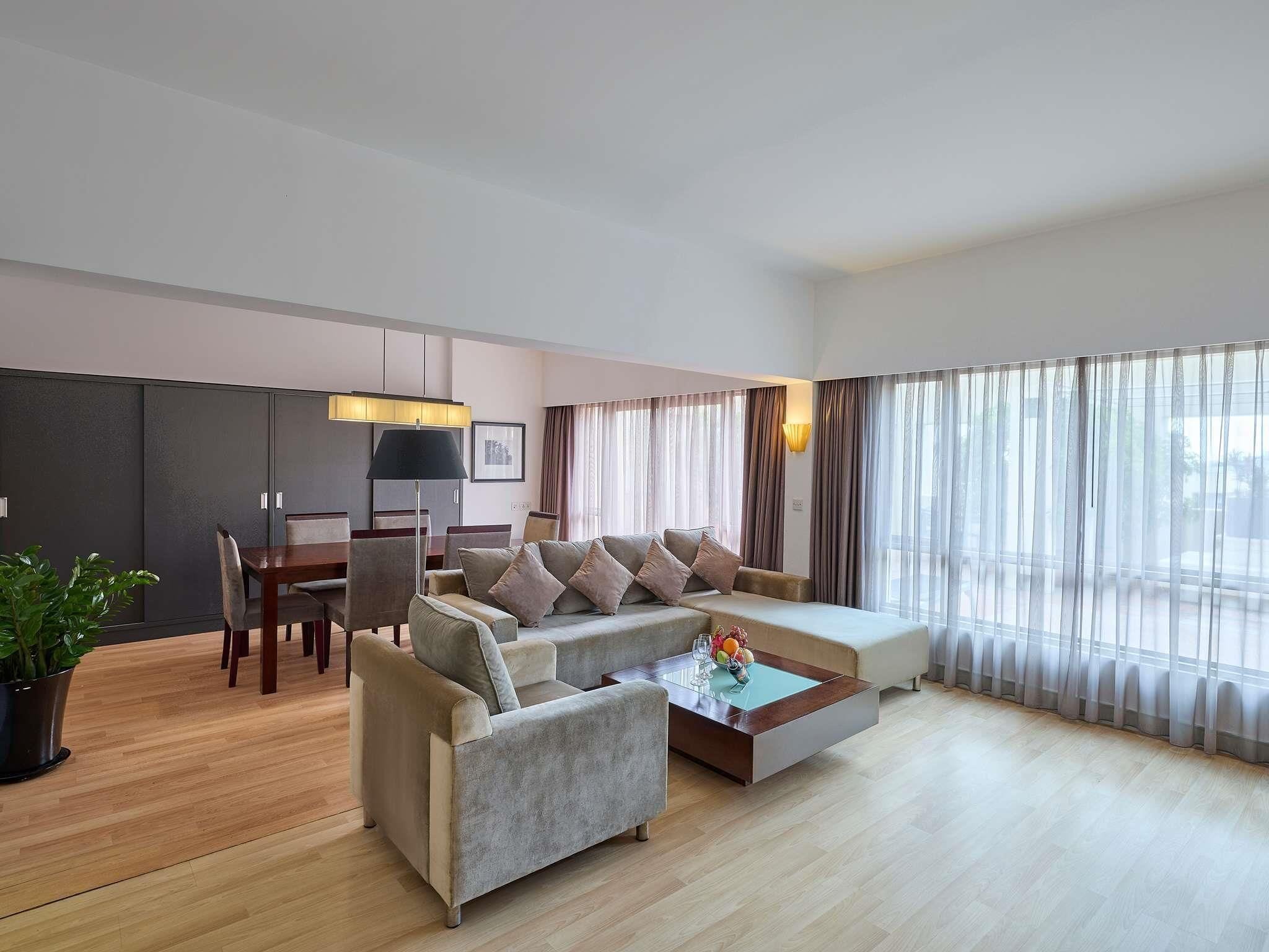 Club-Suite, 1 Schlafzimmer, Stadtblick | Hochwertige Bettwaren, Minibar, Zimmersafe, Schreibtisch