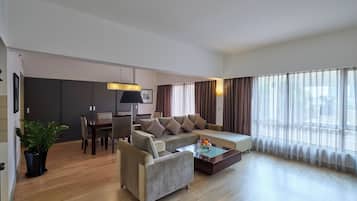 Club Suite, 1 Bedroom, City View | Living area