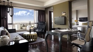 Suite Club, 1 cama de matrimonio grande (Prestige, Club Millésime Access) | Sala de estar | Televisión LCD de 27 pulgadas con canales por satélite, una televisión