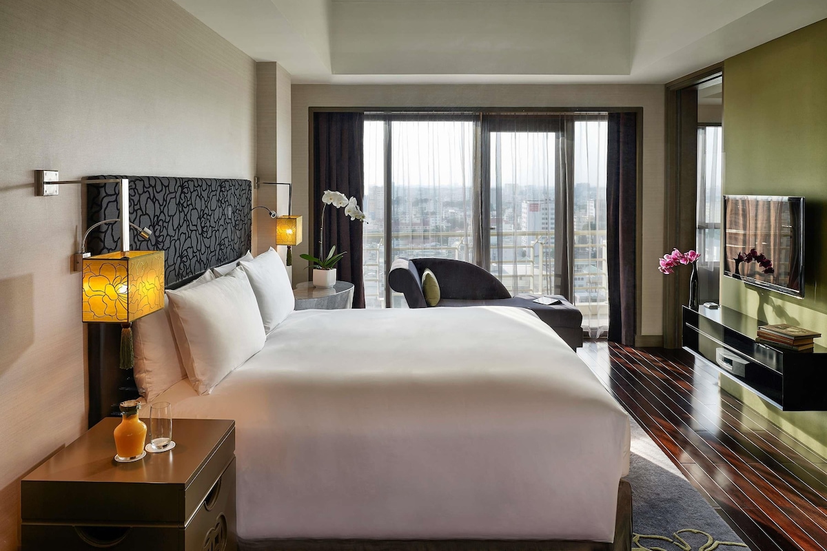 Club suite, 1 kingsize bed (Prestige, Club Millésime Access) | Luxe beddengoed, een minibar, een kluis op de kamer, een bureau