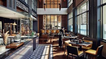 2 restaurants; breakfast, lunch, and dinner served