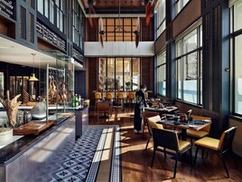 2 restaurantes; se sirve desayuno, almuerzo y cena