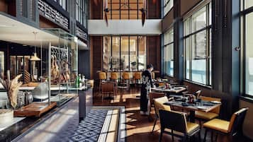 2 restaurants, breakfast served