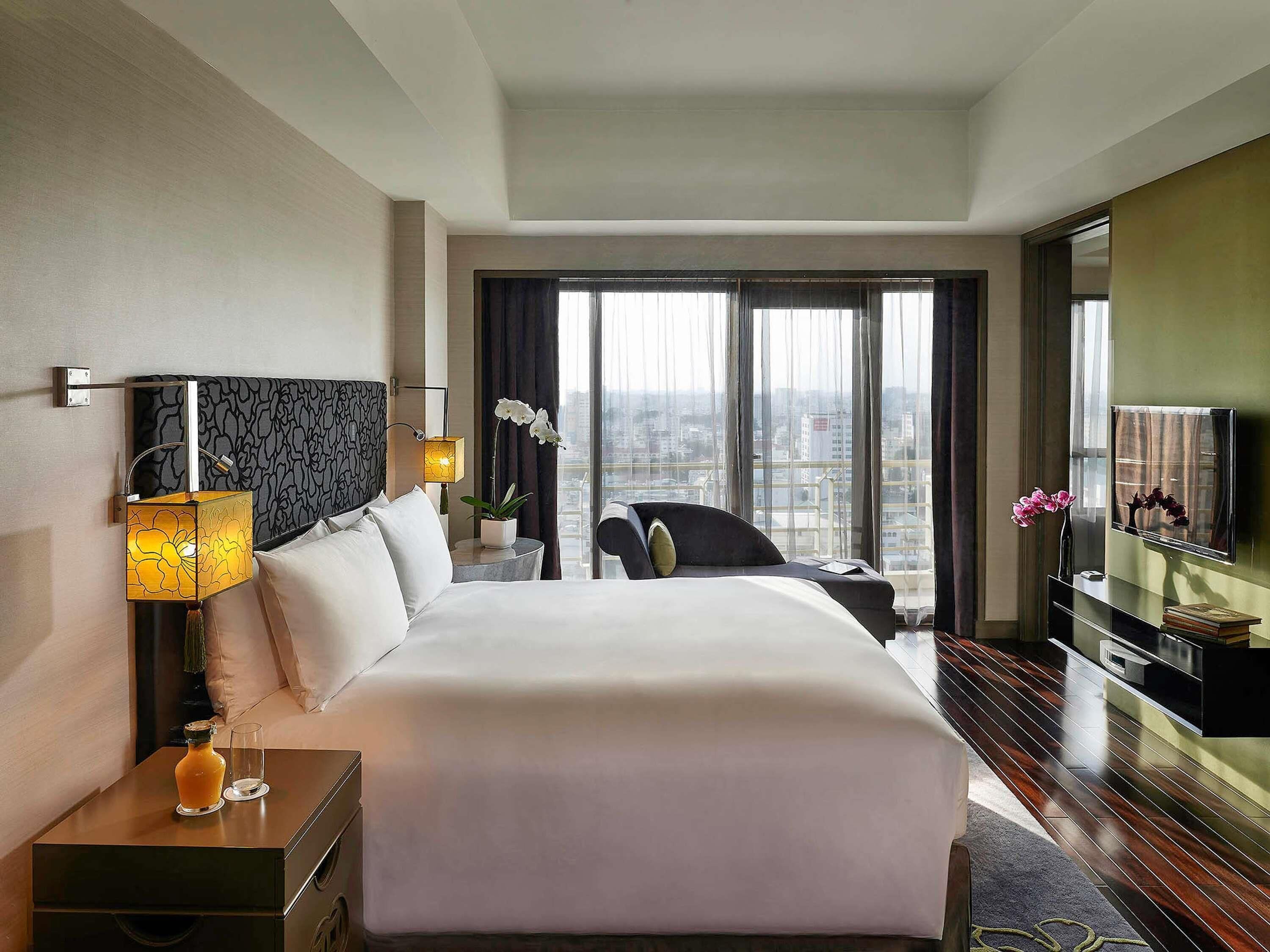 Club suite, 1 kingsize bed (Prestige, Club Millésime Access) | Luxe beddengoed, een minibar, een kluis op de kamer, een bureau