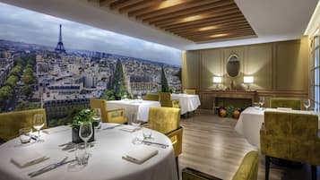 2 restaurantes, se sirve desayuno