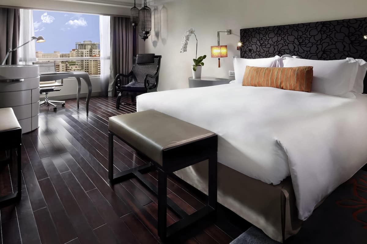 Luxury Room, 1 King Bed, Club lounge access, City View