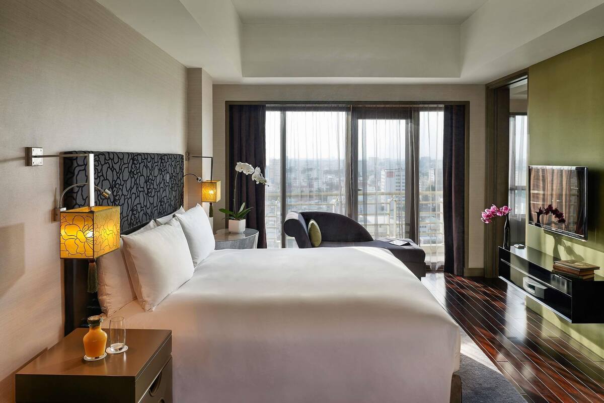 Club suite, 1 kingsize bed (Prestige, Club Millésime Access) | Luxe beddengoed, een minibar, een kluis op de kamer, een bureau