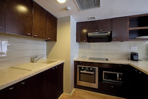 Suite Club, 1 chambre, vue sur la ville | Cuisine privée | Réfrigérateur, cafetiÚre-théiÚre, produits de nettoyage écologique