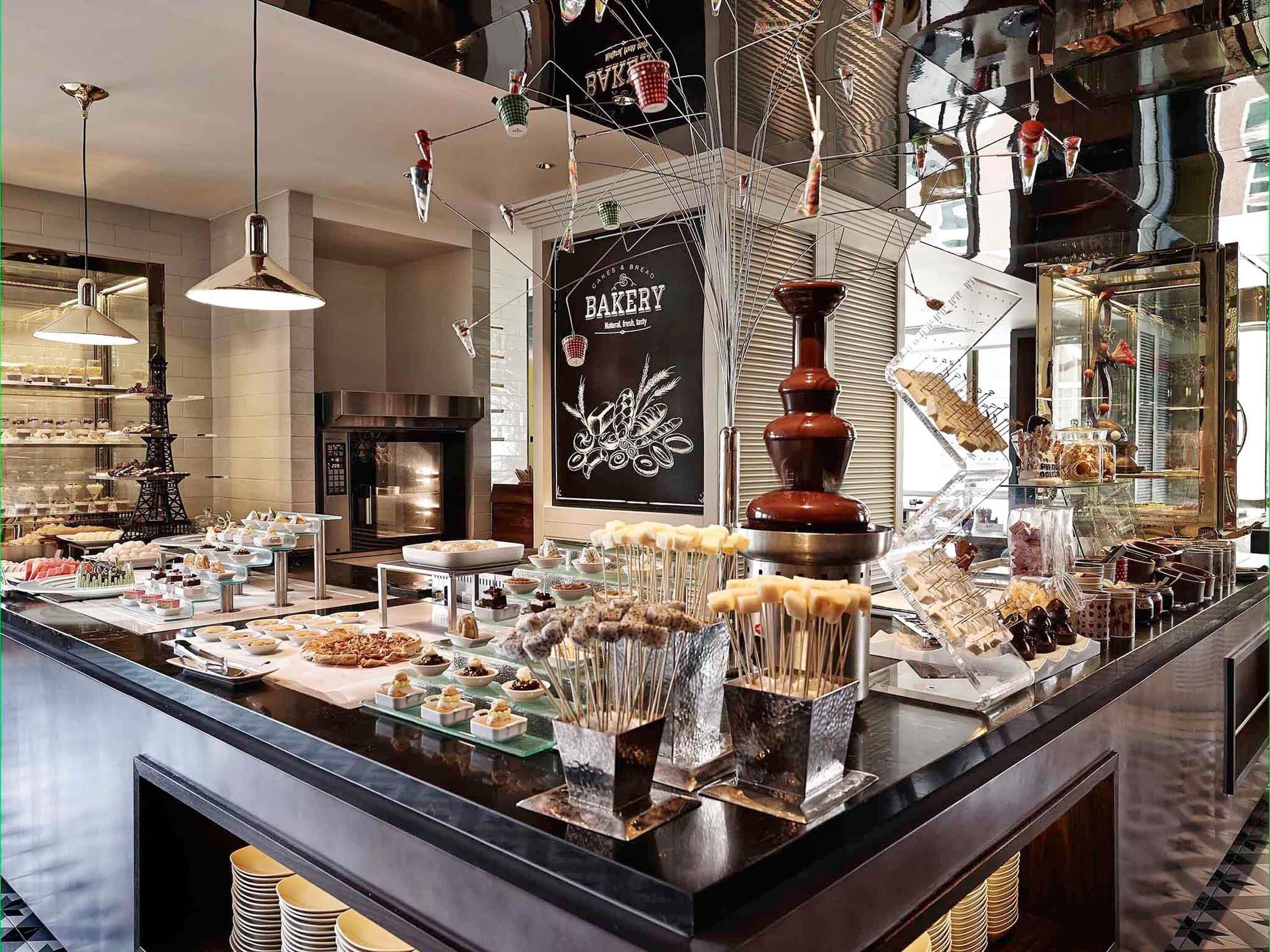 2 restaurantes, se sirve desayuno 