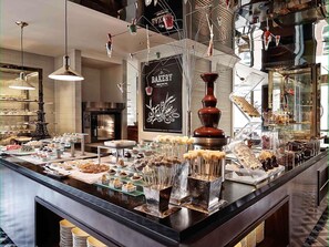 2 restaurants, breakfast served