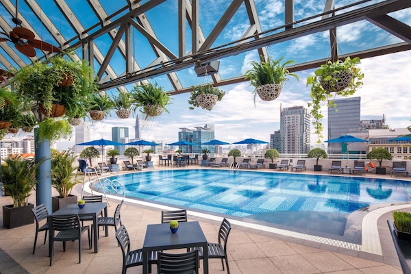 Una piscina al aire libre