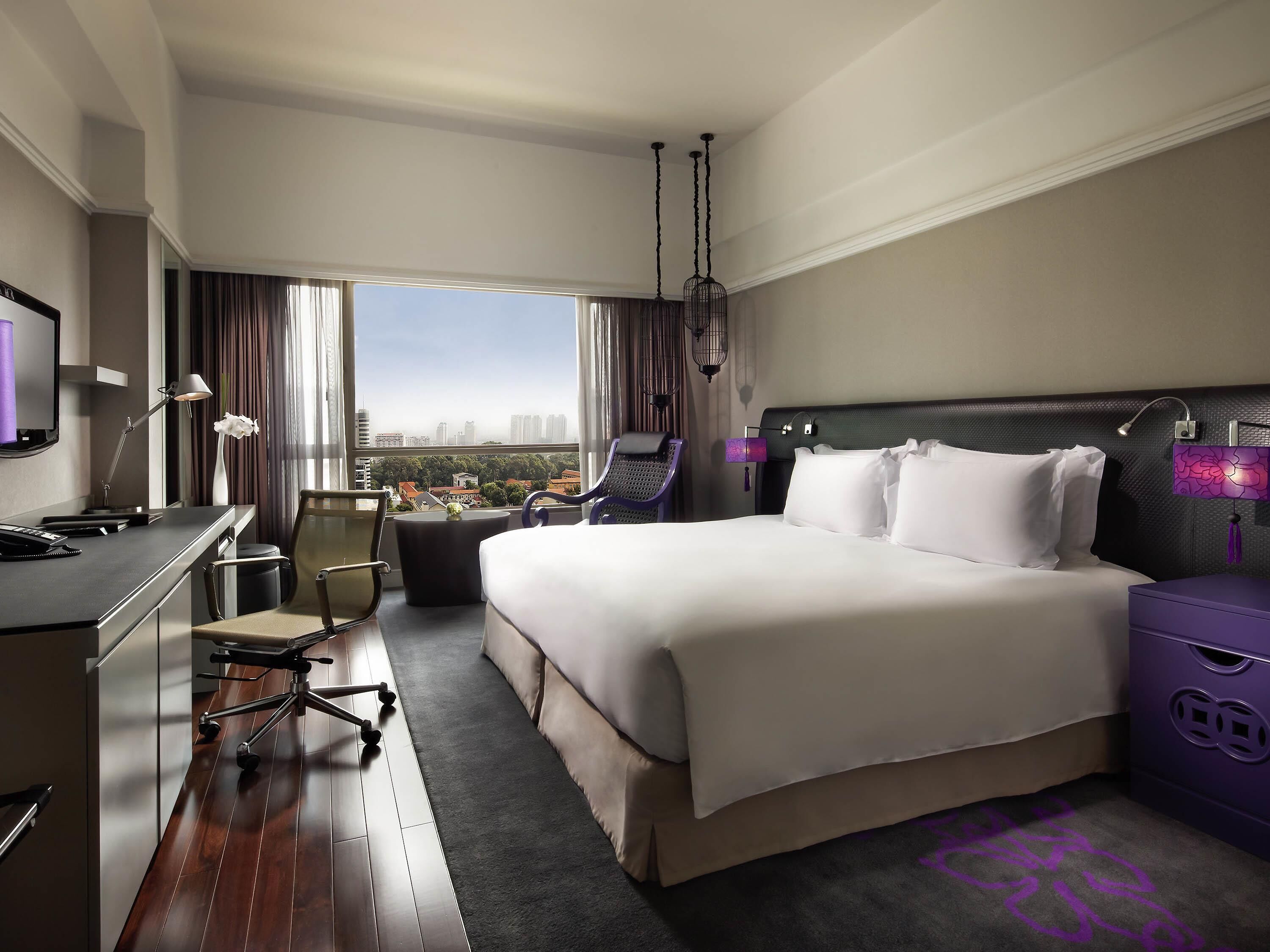 Superior kamer, 1 kingsize bed, toegang tot de clublounge, uitzicht op de stad | Luxe beddengoed, een minibar, een kluis op de kamer, een bureau