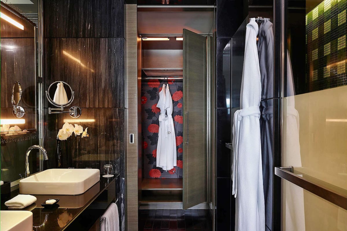 Quarto superluxo, 1 cama King, acesso ao Club Lounge, vista para a cidade | 1 quarto, roupas de cama premium, frigobar, cofres nos quartos