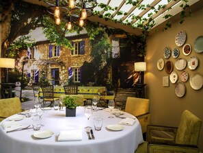 2 restoran, sarapan dihidangkan 