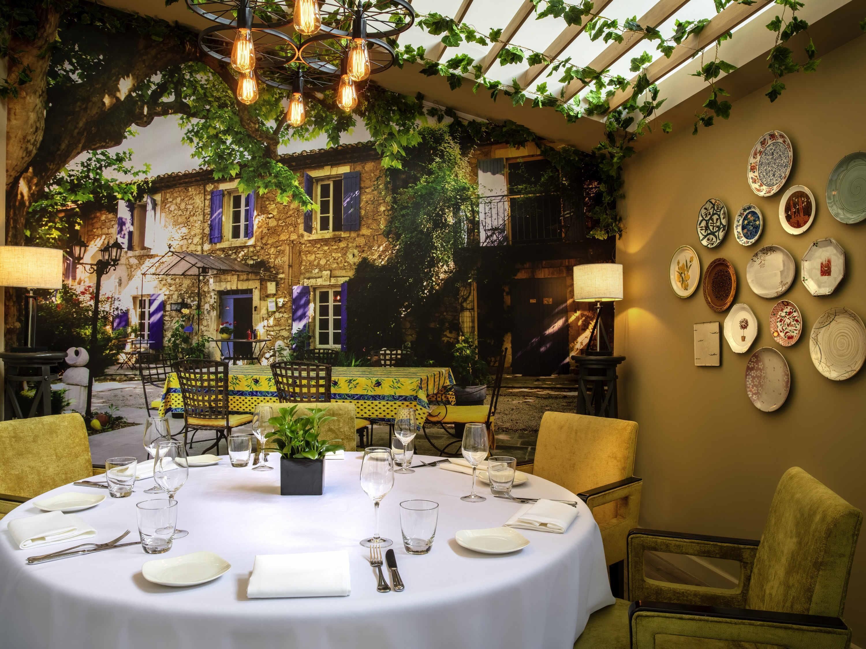 2 restaurantes; se sirve desayuno, almuerzo y cena