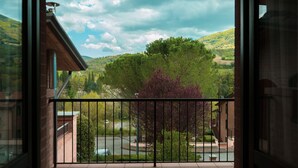 A balcony with a view of a green landscape and hills. - Carpediem Assisi Living Club (Assisi)