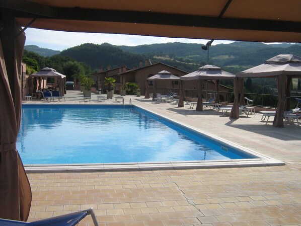 Piscina stagionale all'aperto, ombrelloni da piscina, lettini