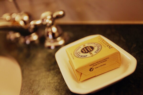 Bathroom amenities - Lakeview Xuanwu Hotel (Nanjing)