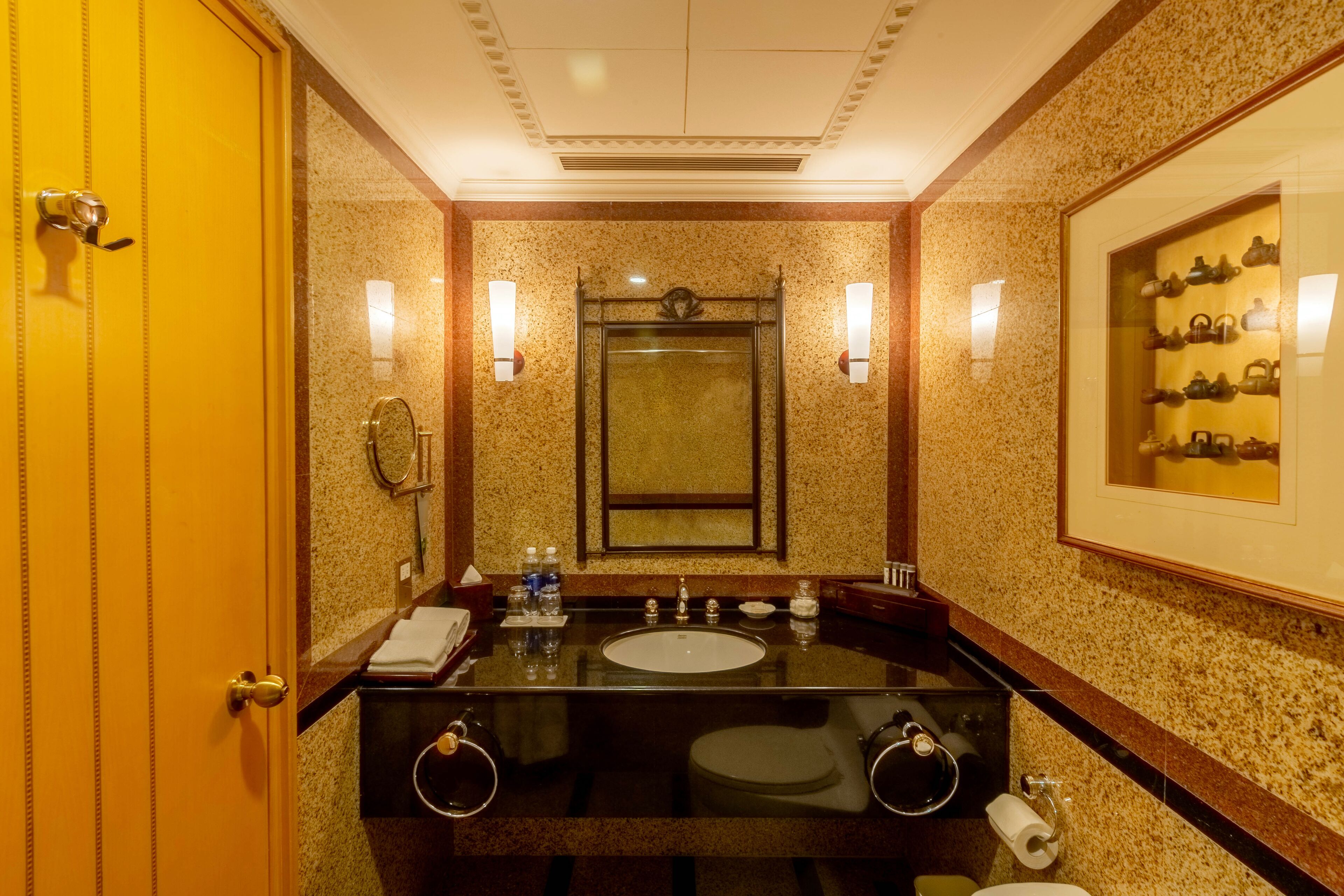 executive suite, 1 king bed, non smoking, river view | bathroom | deep-soaking bathtub, free toiletries, hair dryer, bathrobes