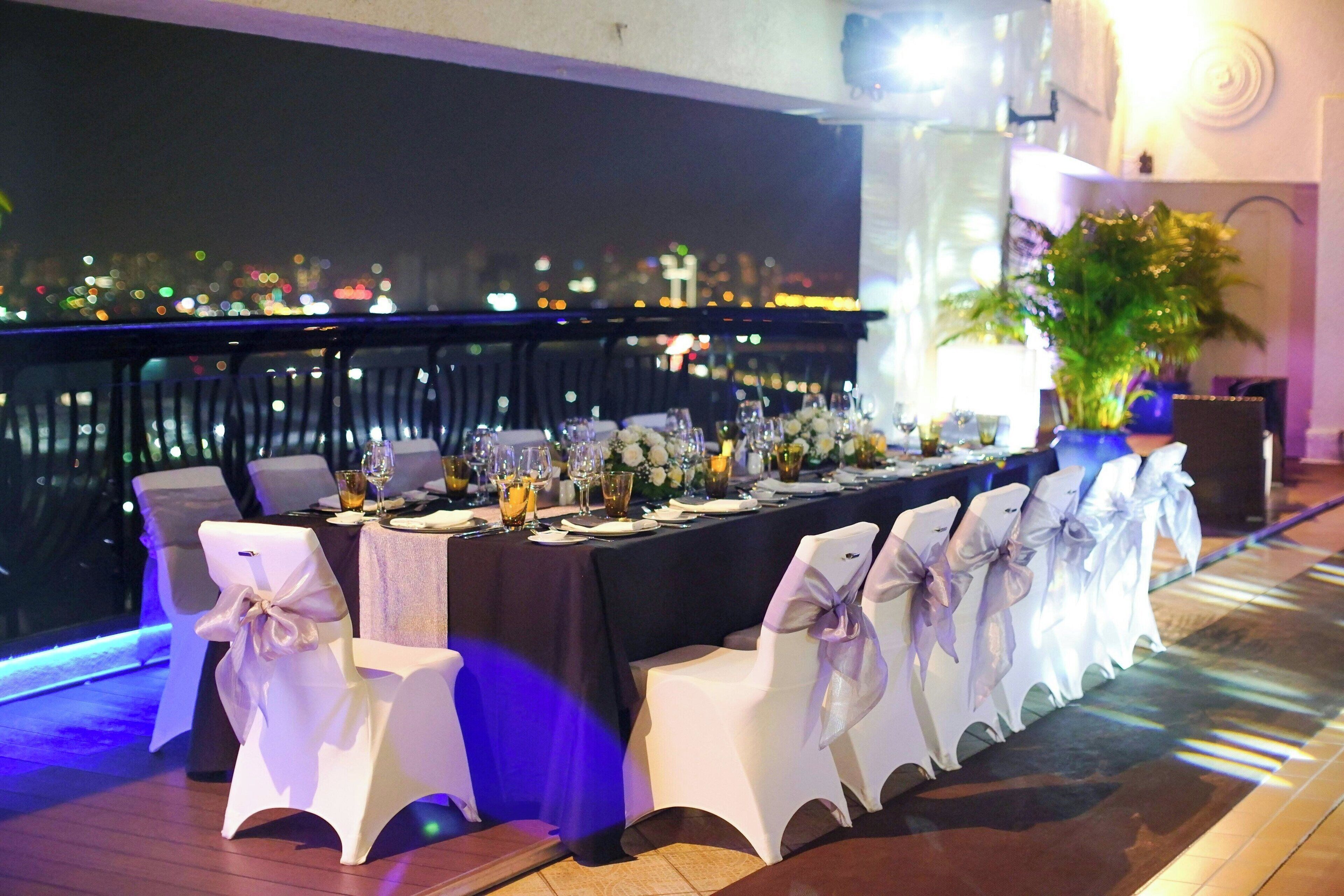 2 bars/lounges, rooftop bar, lobby lounge