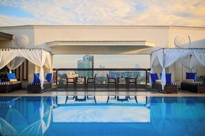 Piscine extérieure, parasols de plage