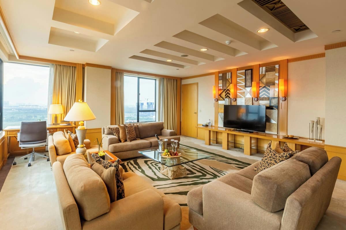 Presidential-Suite, 1 King-Bett, Flussblick | Wohnzimmer | 49-Zoll-LCD-Fernseher mit Kabelempfang, Fernseher