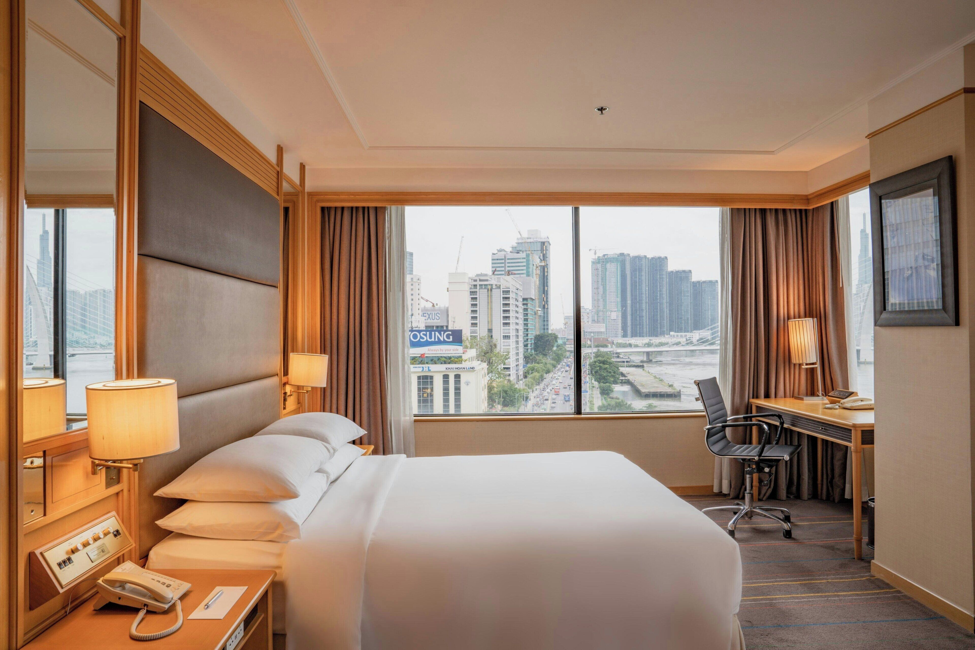 executive studio, 1 king bed, non smoking | 1 bedroom, minibar, in-room safe, desk