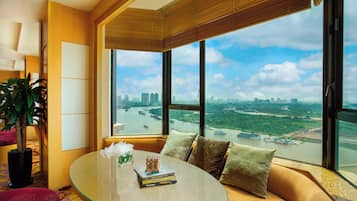 2 bars/lounges, rooftop bar, lobby lounge
