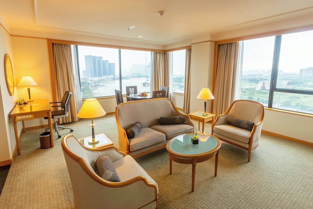 Deluxe-Suite, 1 King-Bett, Nichtraucher, Flussblick | Wohnzimmer | 49-Zoll-LCD-Fernseher mit Kabelempfang, Fernseher
