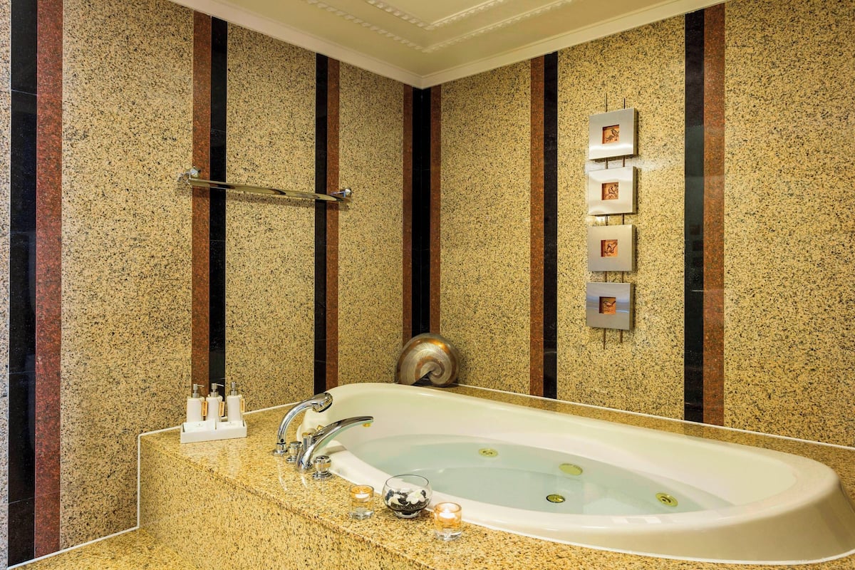 presidential suite, 1 king bed, river view | bathroom | deep-soaking bathtub, free toiletries, hair dryer, bathrobes
