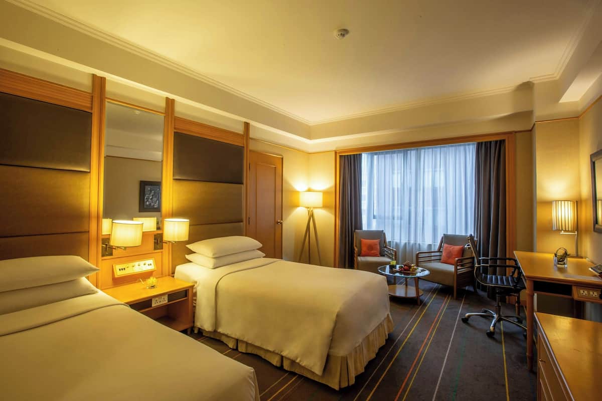 Deluxe-Zimmer, 2 Einzelbetten, Stadtblick | 1 Schlafzimmer, Minibar, Zimmersafe, Schreibtisch