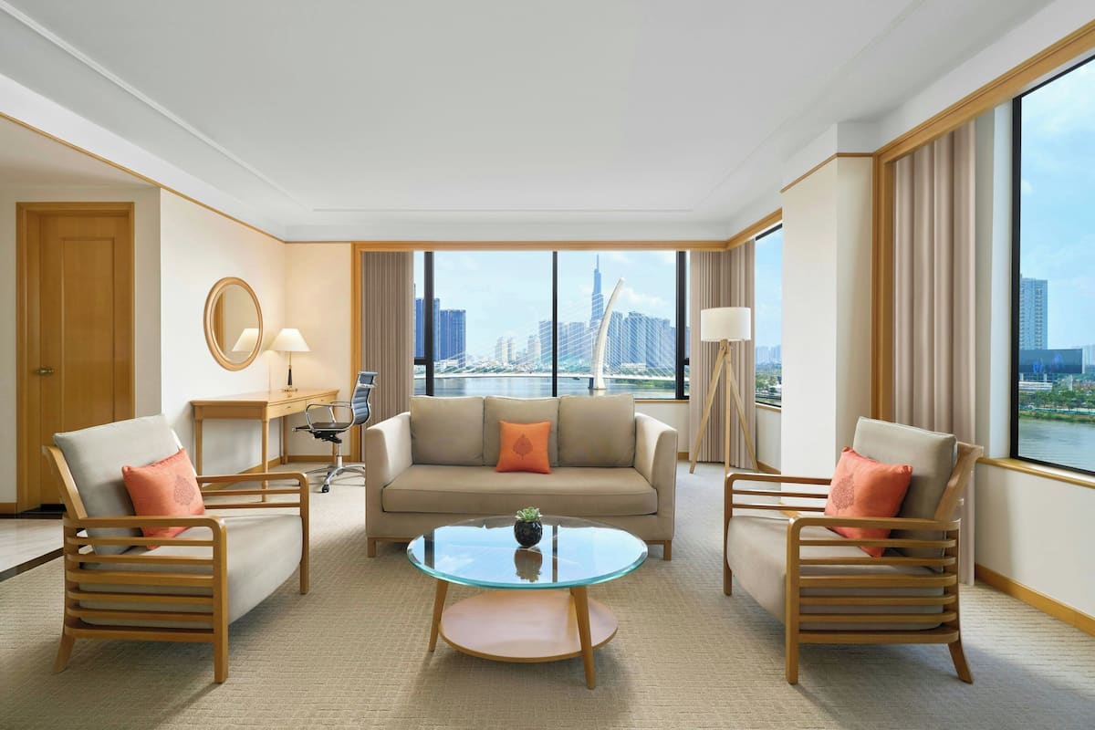 Deluxe Suite, 1 King Bed, River View | Living room