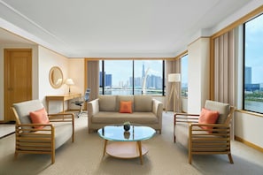 Deluxe Suite, 1 King Bed, River View | Living room
