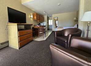 32-inch flat-screen TV with cable channels, TV - Lakeview Inns & Suites - Hinton (Hinton)