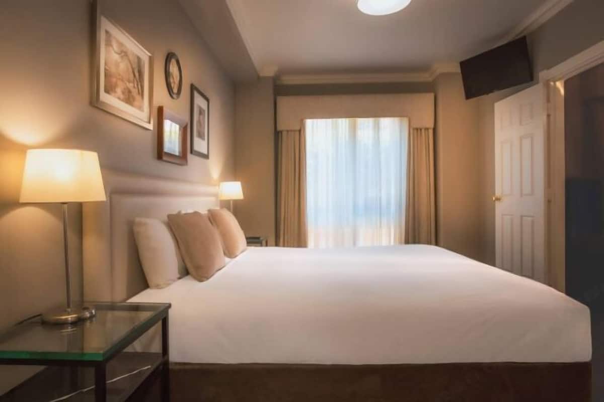 3 Schlafzimmer, hochwertige Bettwaren, Zimmersafe, Schreibtisch