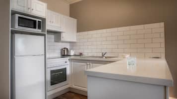 Refrigerador, microondas, parrilla de estufa y cafetera y tetera