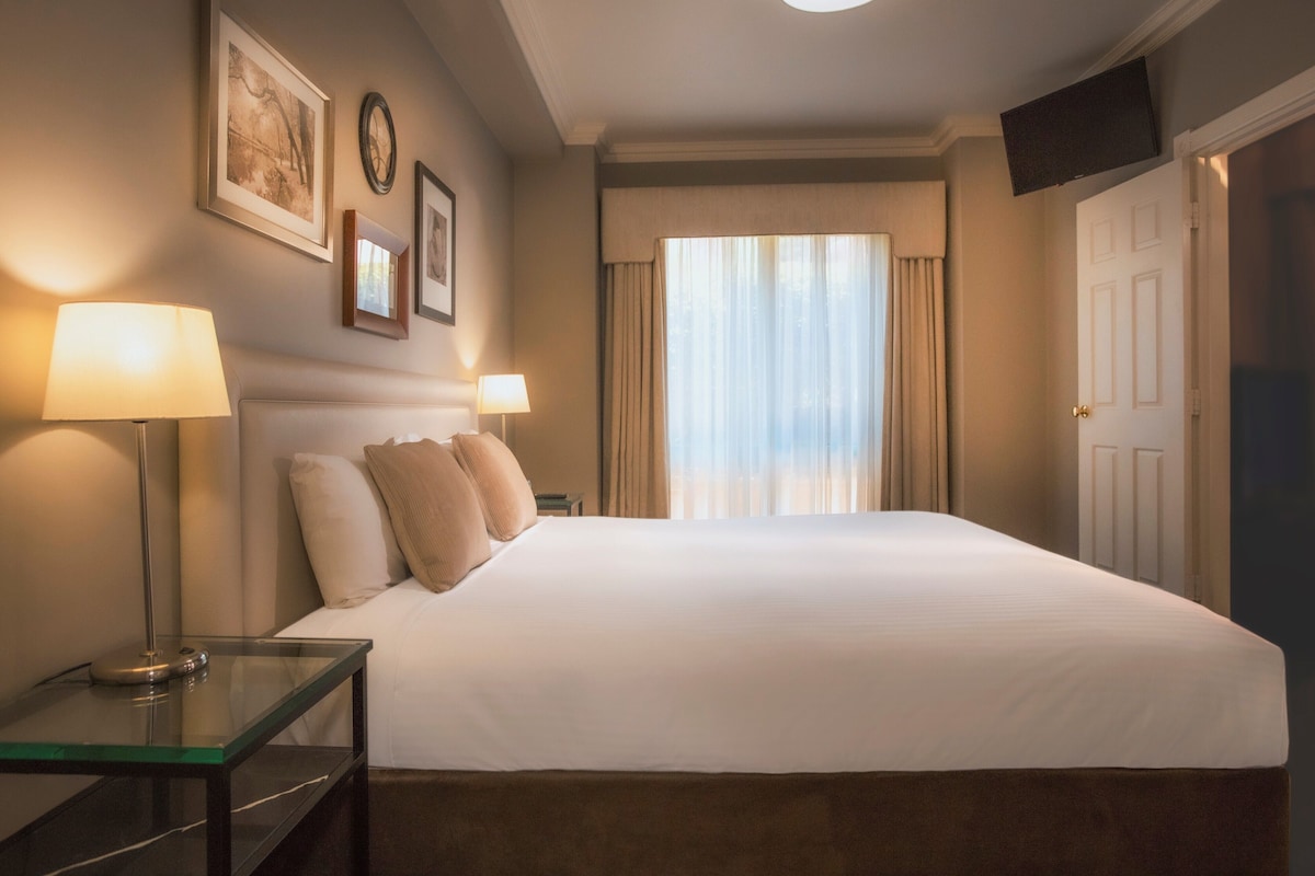 Premium bedding, in-room safe, desk, iron/ironing board
