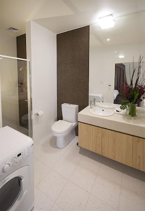 Apartment, 1 Bedroom, Annex Building | Bathroom | Shower, free toiletries, hair dryer, towels