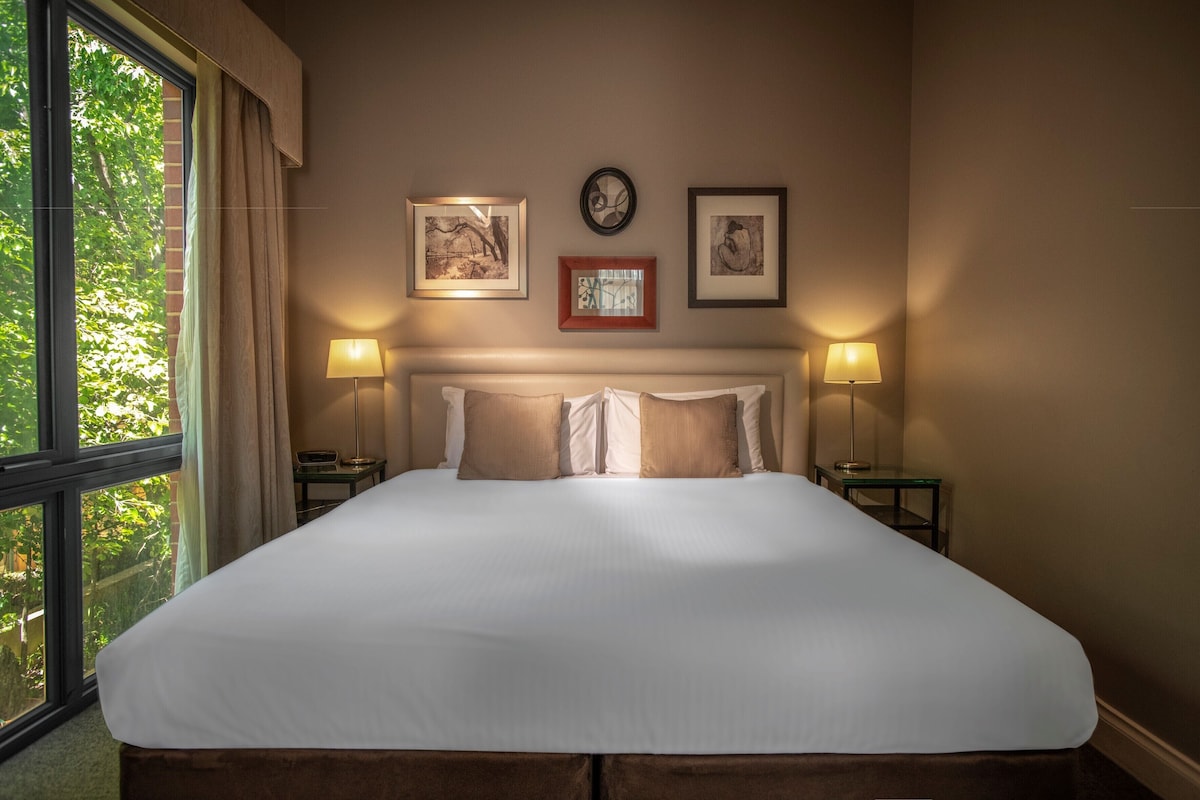 Premium bedding, in-room safe, desk, iron/ironing board