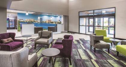 La Quinta Inn & Suites by Wyndham Clearwater South