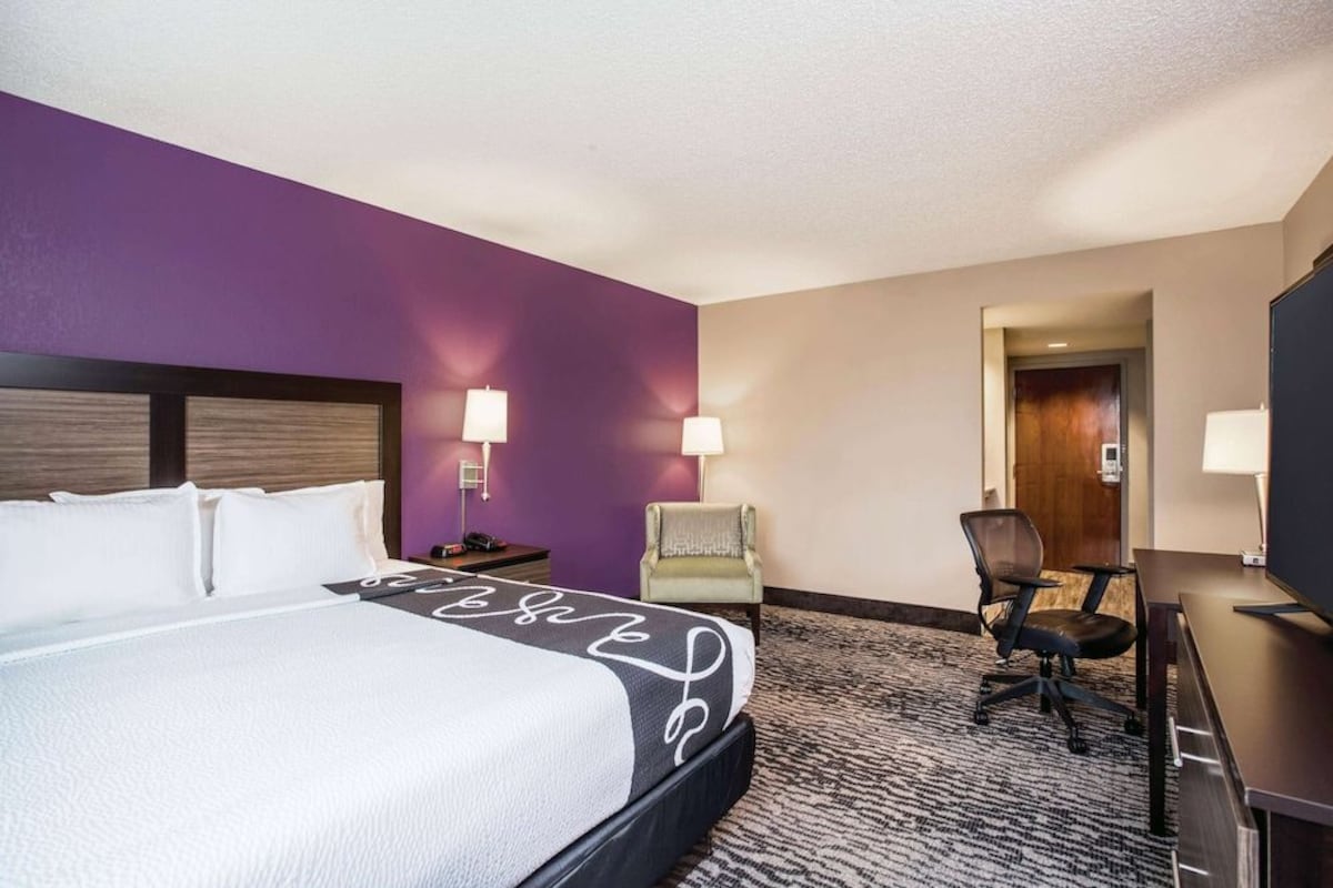 Premium bedding, in-room safe, desk, laptop workspace