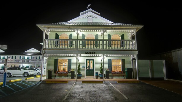 A two-story building with a balcony and a sign reading "Lobby". - Key West Inn Fairhope Al (Fairhope)