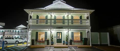 Voorkant accommodatie - avond/nacht