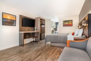 Standard Room, 1 King Bed, Non Smoking | Premium bedding, individually decorated, individually furnished, desk