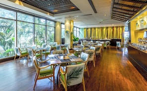 2 restaurants, breakfast, lunch served; local and international cuisine