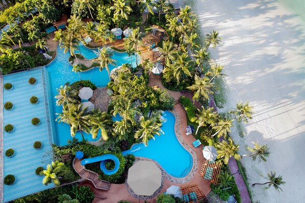 Piscine extérieure, chaises longues